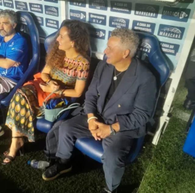 罗马里奥和, 下从现在开, 手施加的压 罗马里奥和, 下从现在开, 手施加的压